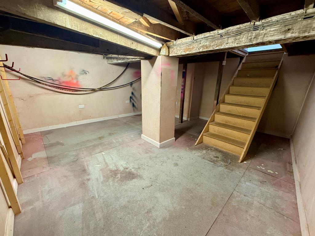 Lot: 81 - MIXED USE INVESTMENT IN TOWN CENTRE - Shop basement